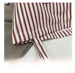 Nahaufnahme der hochwertigen Nähte und Kordelzug-Details der rot gestreiften Canvas-Tasche