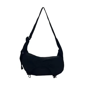 Borsa a tracolla minimalista in nylon nero a forma di mezzaluna con tracolla regolabile
