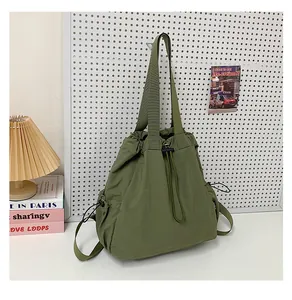 Detail van legergroene nylon tas met trekkoord in een minimalistische lifestyle-stijl