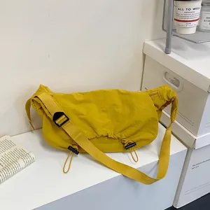 Borsa a tracolla minimalista in nylon giallo zenzero capiente con tracolla regolabile