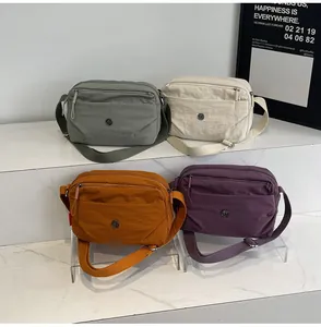 Details verschiedener Nylon-Umhängetaschen mit verstellbaren breiten Schultergurten