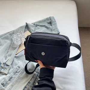 Leichte Nylon Umhängetasche für Damen Japanische Minimalistische Quadratische Schultertasche mit Mehreren Taschen und Verstellbarem Gurt für den Alltag