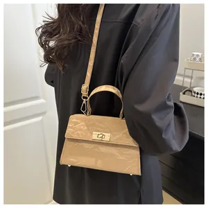 Détail du sac plissé brillant kaki avec boucle dorée et bandoulière réglable