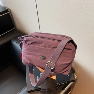 Minimalistische Nylon Umhängetasche mit mehreren Reißverschlüssen und Gurt in Dunkellila