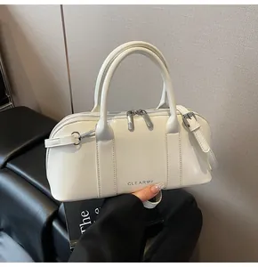 Detalle del bolso Boston blanco crema con doble cremallera y correa de hombro ajustable