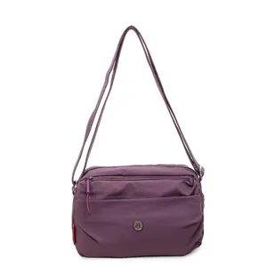 Minimalistische lila Nylon-Umhängetasche mit verstellbarem Gurt und Reißverschluss