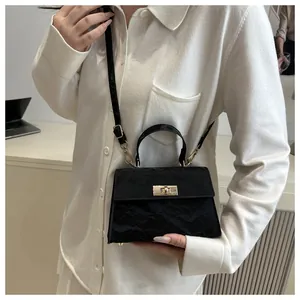 Détail du sac bandoulière rétro noir avec fermoir doré et texture raffinée