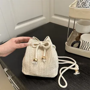 Secchiello Intrecciato in Paglia Minimalista da Donna Borsa a Tracolla per Spiaggia Vacanza Estiva Coulisse con Decorazione Sfera Metallo Oro