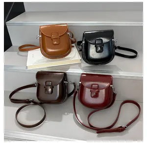 Dettaglio di mini borse a tracolla vintage in pelle marrone, nera, caffè e rosso scuro