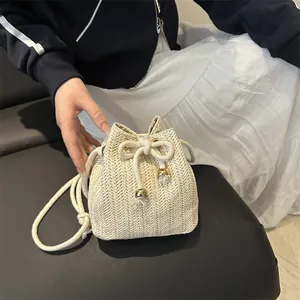 Elegante borsa a secchiello in tessuto beige con coulisse e tracolla per l'estate