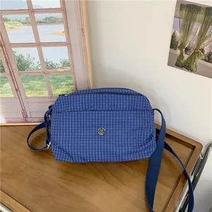 Sac bandoulière en toile à carreaux bleus pour femme avec logo M et large sangle