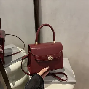 Elegante borsa a mano quadrata rosso vino con finitura lucida e chiusura dorata