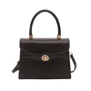Borsa a tracolla marrone scuro con chiusura a scatto dorata e manico superiore minimalista