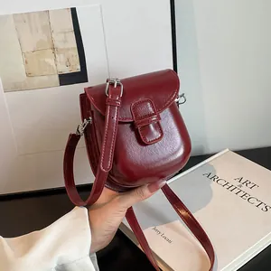 Piccola borsa a tracolla vintage bordeaux da donna con finitura in pelle lucida chic