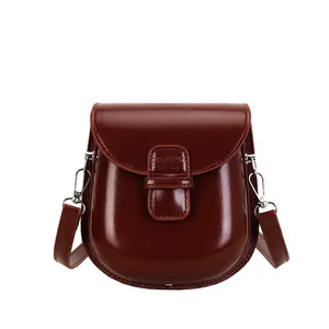 Borsa a tracolla retrò rosso scuro in pelle cerata lucida con dettagli in argento
