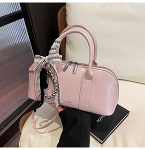 Detalle del bolso Boston de cuero PU rosa con logo Bearok y adorno de lazo de red