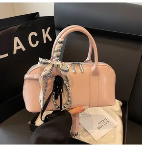 Detalle de bolso rosa brillante con lazo de encaje y embalaje de regalo premium