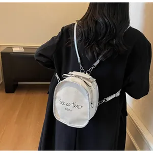 Detailansicht der Rückseite eines weißen runden Rucksacks mit Trick or Treat Print
