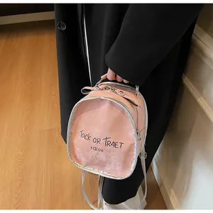 Detailansicht des rosa Mini-Rucksacks mit silberner Paspelierung und Textdruck