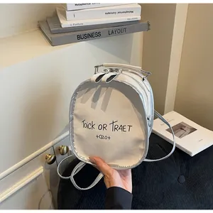 Detailansicht beige Lederrucksack mit dekorativem Schriftzug und silbernen Beschlägen