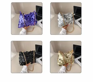 Collage mit glänzenden Paillettentaschen in Lila, Silber, Schwarz und Gold mit Kette
