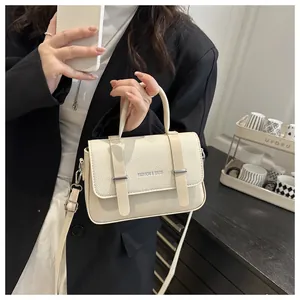 Sac boîte beige chic avec texture en cuir grainé et détail de bandoulière réglable
