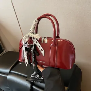 Bolso de Mano Boston de Cuero PU Brillante Simple para Mujer Bolso de Hombro Acolchado de Gran Capacidad Con Colgante de Lazo Bolso de Viaje Versátil