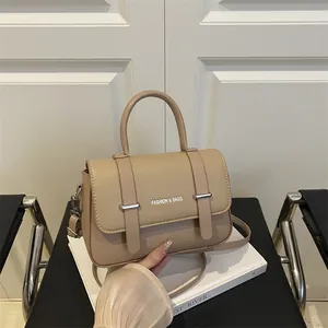 Sac boîte beige minimaliste avec rabat en cuir litchi et bandoulière amovible