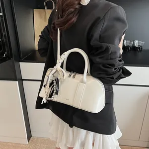 Bolso bandolera de cuero blanco con asa superior y colgante de lazo a cuadros chic