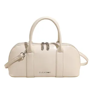 Bolso Boston minimalista en blanco crema con herrajes plateados y correa ajustable