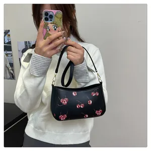 Model-Selfie mit schwarzer Hobo-Tasche mit Kirschmuster und metallischen Details