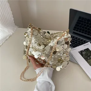 Borsa a mano con paillettes champagne e tracolla a catena dorata stile moderno