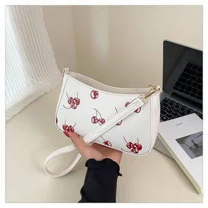Detailansicht der weißen Schultertasche mit süßem Kirschprint und goldener Schließe