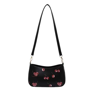Schicke schwarze PU-Schultertasche mit Vintage-Kirschmuster und goldenen Details