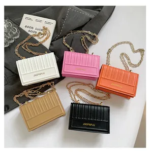 Detaillierte Draufsicht auf Mini-Lederhandtaschen mit Goldkette in 5 verschiedenen Farben