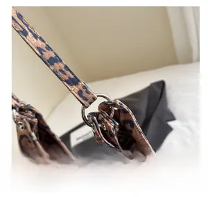 Detailansicht der Handtasche mit Leopardenmuster und silbernem Metallring-Verschluss