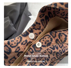 Details des silbernen Magnetverschlusses an der Vintage Samttasche mit Leoprint