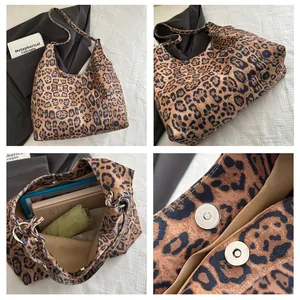 Detailansicht der Leopard-Print-Einkaufstasche mit Magnetverschluss und viel Stauraum