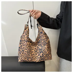 Detail der Hobo-Schultertasche mit Leopardenmuster und silbernen Metallösen-Hardware