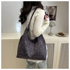 Detail der Hobo-Schultertasche mit dunklem Leopardenmuster aus weichem Samtmaterial