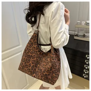 Detailansicht der Hobo-Tasche mit Leopardenmuster, Stofftextur und Metallschnalle