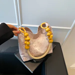 Borsa tote in stile cinese moderno con ricami floreali e manico in perline di legno