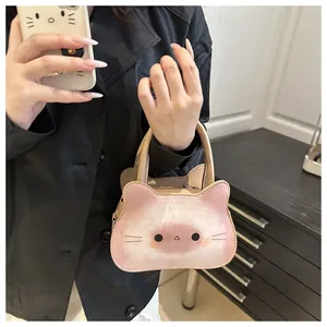 Gros plan sur le sac chat rose minimaliste montrant le similicuir et les oreilles