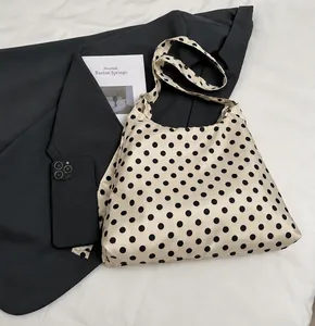 Detail der Polka-Dot-Tasche mit großem Fassungsvermögen und passendem Schultergurt