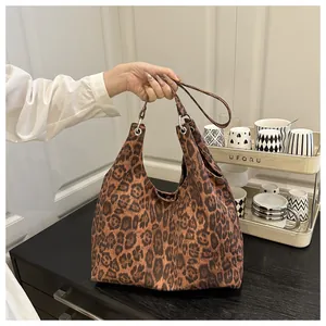 Detail der Hobo-Tasche mit Leopardenmuster, Samttextur und silbernem Metallring-Element