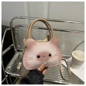 Détail du sac chat rose mignon avec bandoulière réglable et poignée supérieure