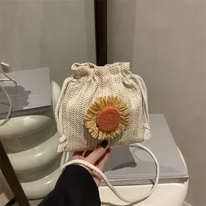 Gevlochten strooien emmertas met zonnebloem en trekkoord voor een casual zomerse look