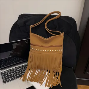 Sac à bandoulière en similicuir marron avec longues franges et clous dorés élégants