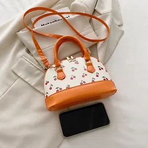 Vista dettagliata della borsa a ciliegia con confronto delle dimensioni dello smartphone