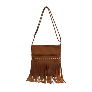 Sac bandoulière marron en suédine avec franges bohèmes et clous dorés